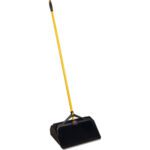 The Rubbermaid® Maximizer™ Standing Dust Pan boasts an elegant black design and a long yellow handle for convenience. Its upright build allows easy sweeping without bending, while the wide opening ensures efficient debris collection.