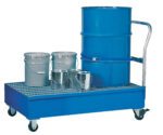 The Vestil Spill Pallet-Vertical 1.2K 54X34X40, a blue wheeled platform, secures one large blue industrial barrel with a strap and holds four smaller silver metal buckets. Its metal grid surface ensures stable and safe transport.