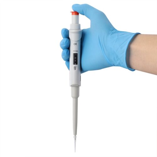 PPT200102 A hand wearing a blue glove holds a white adjustable pipette with precision, its digital display showing measurement settings. Pointed downward, it suggests readiness for use in a laboratory setting, emphasizing the importance of pipette calibration for accurate results.
