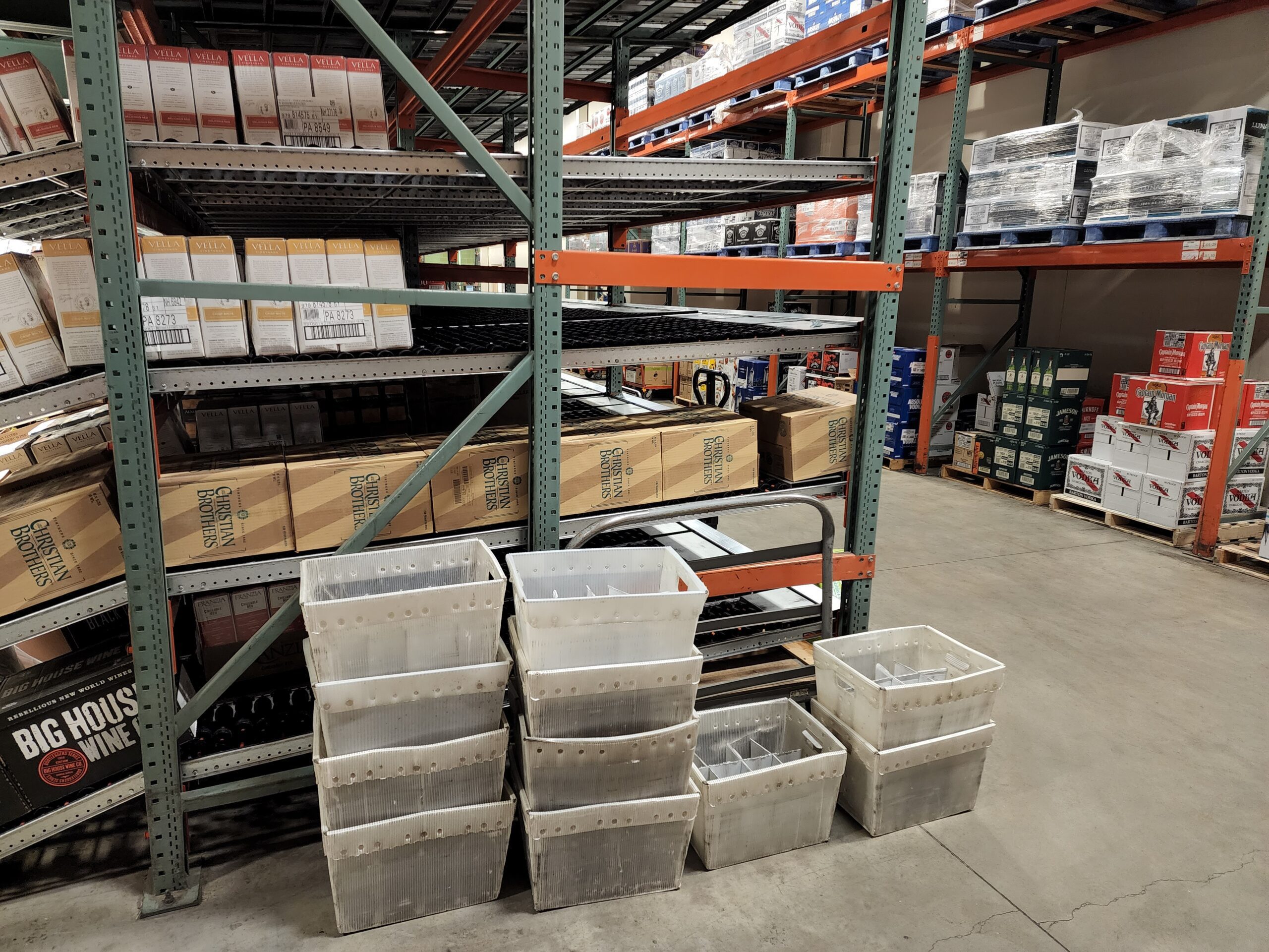 Carton flow shelving with beverage cases