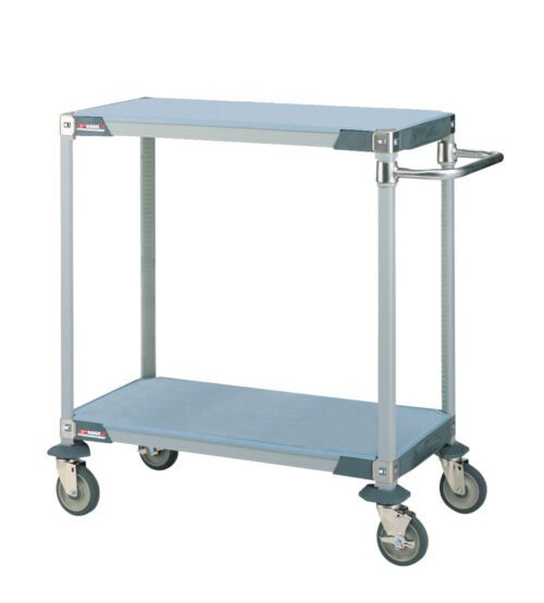 20yu5y8fmmayohllvpc5l0nanqbx53yj.jpg A Metro LABX3 MetroMax i General Lab Cart in gray includes two shelves, a sturdy metal frame, and four swivel caster wheels with a handle for easy maneuverability, suitable for lab use.