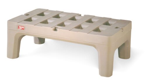 t2wx3z8p9kqjmuz8vex6kdcv7uevgfni.jpg The Metro HP2236PD Bow-Tie Dunnage Rack, measuring 22 x 36, is a sturdy beige plastic rack with a grid-like surface and short legs. Its designed for practicality in any space and features a small red and white logo on one side for easy identification.