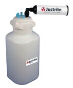 The Justrite Car, HDPE, 4L bottle with an 83mm cap and 6 ports includes a black vapor filter attachment. Its brand logo ensures safety and efficiency in your workspace.