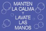 The Justrite Mat,194 Span Keep Calm 4X6 features a soothing blue background with the elegant white text MANTEN LA CALMA Y LAVATE LAS MANOS, surrounded by outlined bubbles, offering a fresh twist on the classic Keep Calm design.