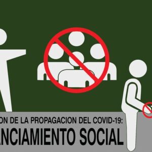 A red symbol on the Justrite Mat,194 Span Social Distan 4X6 prevents gatherings and handshakes between two figures. The text reads Prevención de la propagación del COVID-19: Distanciamiento Social against a green backdrop.