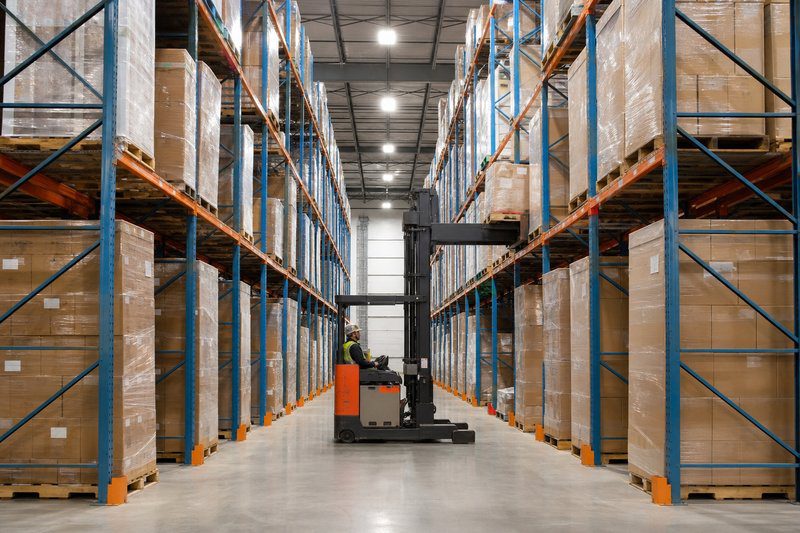 Double deep pallet rack system with reach truck