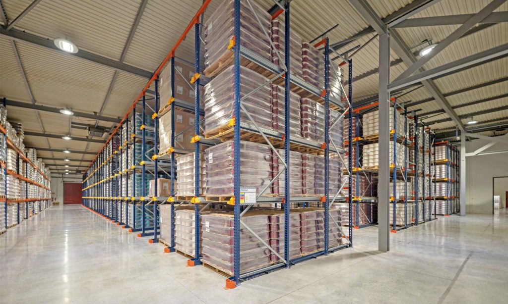 Drive-in rack warehouse installation with loaded pallets