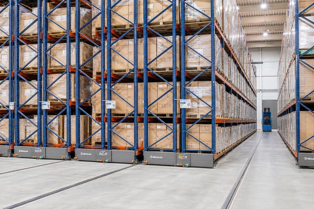Mobile pallet rack system with powered carriagesand open aisle