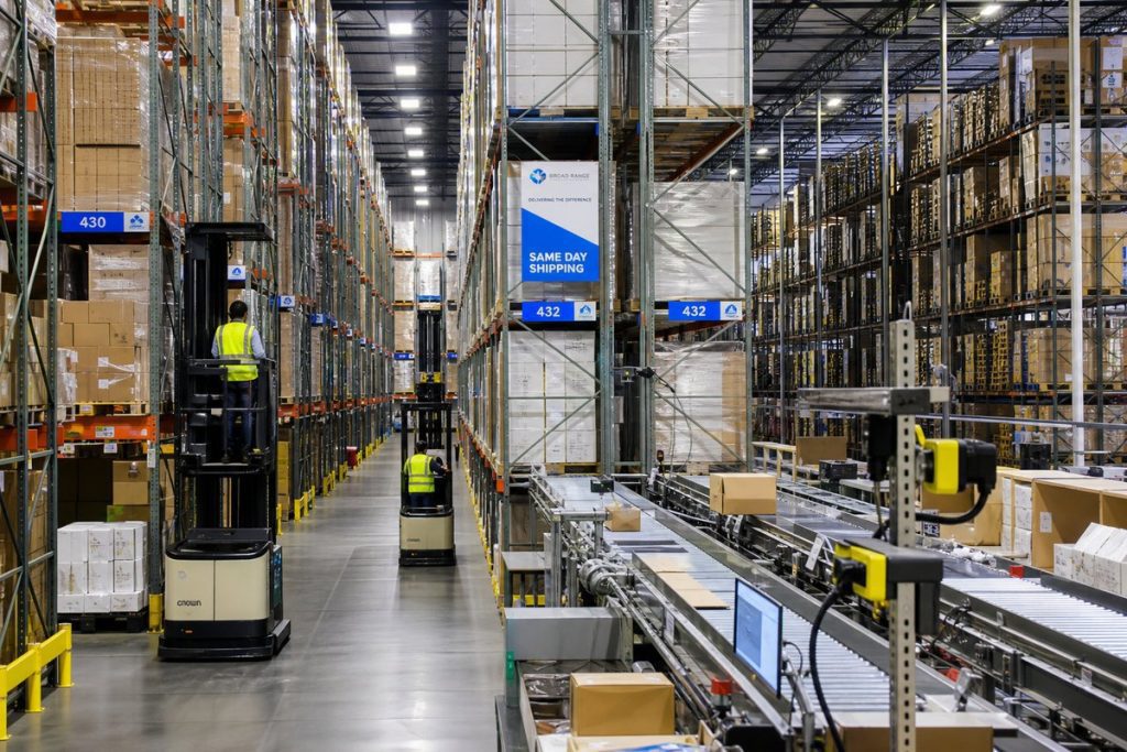Narrow aisle in e-commerce fulfillment