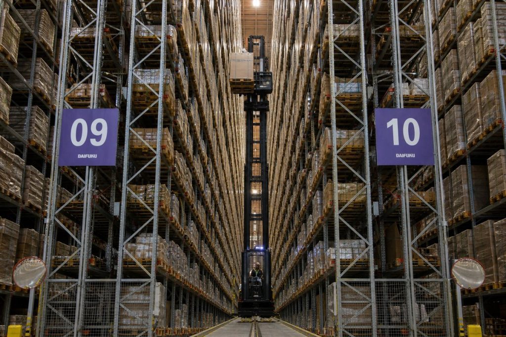 High-bay VNA warehouse