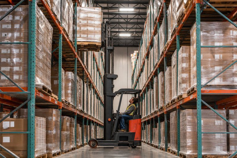 Narrow aisle pallet rack with reach truck