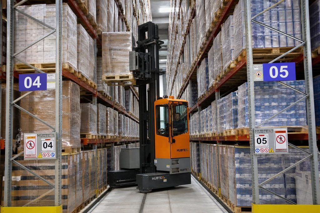 VNA turret truck operating in very narrow aisle warehouse