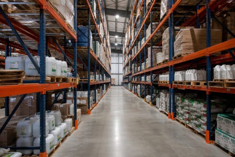 E-commerce fulfillment center aisle with pallet rack and pick modules