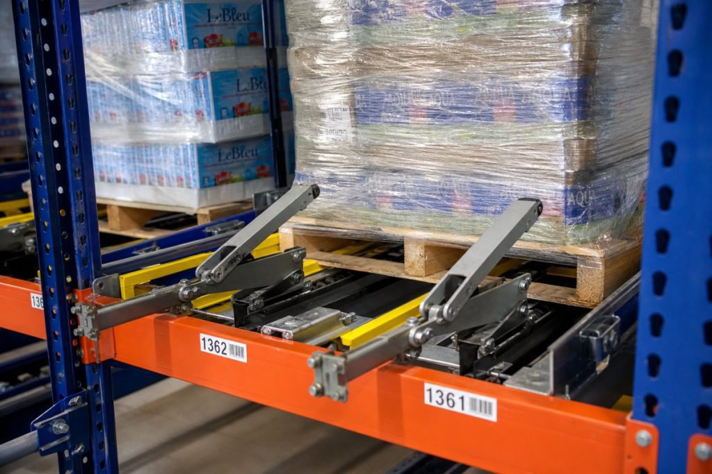 Pallet separator at pick face