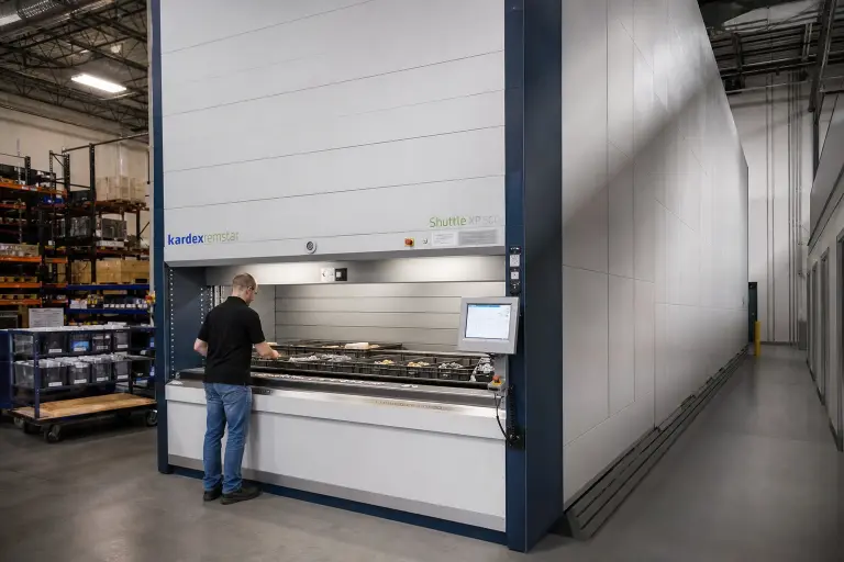 Vidir vertical lift module with a tray at its access opening