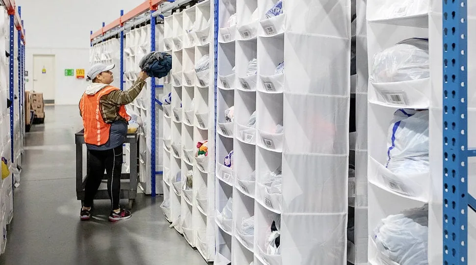 UNEX SpeedCell cells sharing pallet rack bays with reserve pallet storage above the pick levels